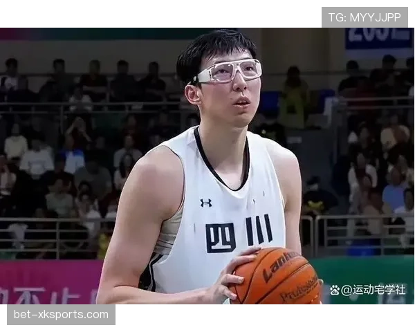 周琦又晒一组宅家照，沙发比我房子还气派，真想翻他购物车看看