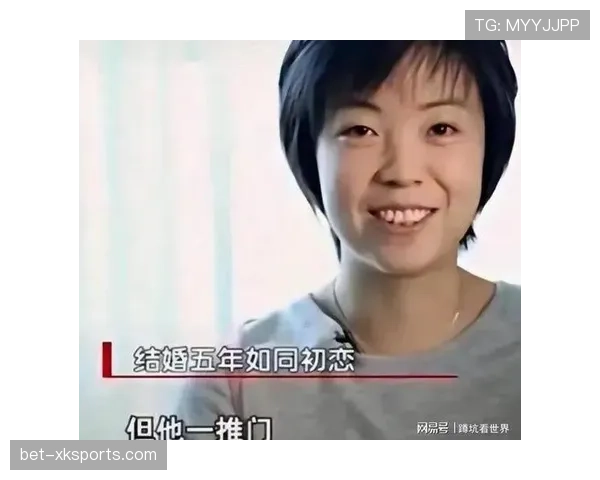 张博恒训练完直接瘫地上啃香蕉，这自律和松弛感谁懂啊